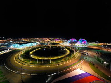 Sochi, Rusya - 4 Eylül 2021 Olimpiyat ateşi kase, Sochi Autodrom pisti, Fisht Arena. Gece aydınlatması. Hava görünümü