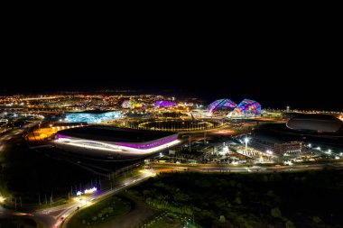Sochi, Rusya - 4 Eylül 2021 Olimpiyat ateşi kase, Sochi Autodrom pisti, Fisht Arena. Büyük buz sarayı. Buzdağı. Sochi 'deki Olimpik Park. Sirius Bölgesi. Gece aydınlatması. Hava Filosu