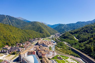 Sochi, Rusya - 10 Eylül 2021: Krasnaya Polyana. Mzymta Nehri Vadisi. Hava görünümü