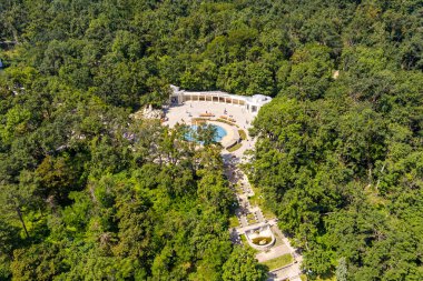 Zheleznovodsk, Rusya - 28 Ağustos 2021: Smirnovsky kaynağı. Smirnov pompa odası parktaki Cascade Merdiveni 'nin en üst katında. Tatil köyü