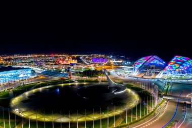 Sochi, Rusya - 4 Eylül 2021 Olimpiyat ateşi kase, Sochi Autodrom pisti, Fisht Arena. Gece aydınlatması. Hava görünümü