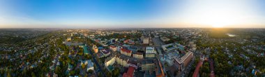 Stavropol, Rusya - 17 Eylül 2020: Günbatımında şehir merkezinin hava görüntüsü. Panorama 360. Sonbahar