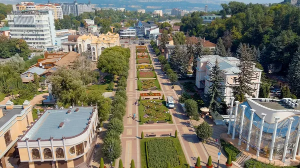 Kislovodsk Oroszország Augusztus 2021 Kurortny Boulevard Virágágyakkal Sétáló Emberekkel Aerial — Stock Fotó