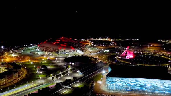 ロシア 2021年9月5日 多色の噴水を歌う 夜間照明 ソチ公園 オリンピックの炎のボウル 魚のアリーナ 空中ビュー — ストック写真