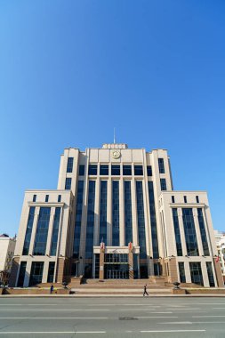 Kazan, Rusya. Tataristan Cumhuriyeti Bakanlar Kurulu 'nda. Resmi arma. Armanın üzerindeki metin İngilizce 'ye çevrildi: 