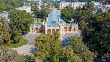 Kislovodsk, Rusya. Narzan Galerisi - XIX yüzyılının mimari bir anıtı, havadan bakıldığında Kislovodsk şehrinin tatil parkında yer alıyor.  