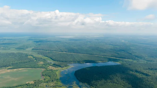 Rusya, Ural. Orman üzerinde uçuş, tarla yolu. Bulutların gölgeleri. Bulutların arasında uçuyor, Hava Görüntüsü  