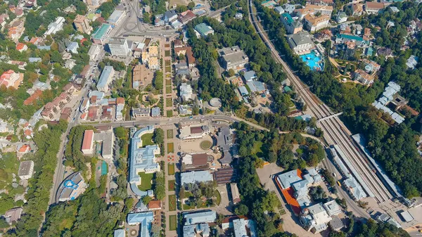 俄罗斯 基洛沃茨克 Kurortny Boulevard位于基什洛夫斯克市的旅游胜地公园 火车站 基什洛夫斯克 航空视图 — 图库照片