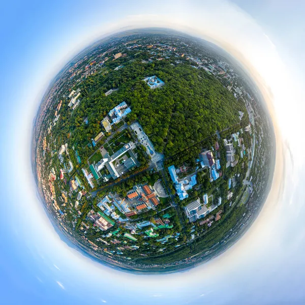 Essentuki, Rusya. Şehrin ve Resort Park 'ın panoraması. Kültür ve Eğlence Parkı. Gün batımı zamanı. 360 derece gökyüzü panoramik asteroidi