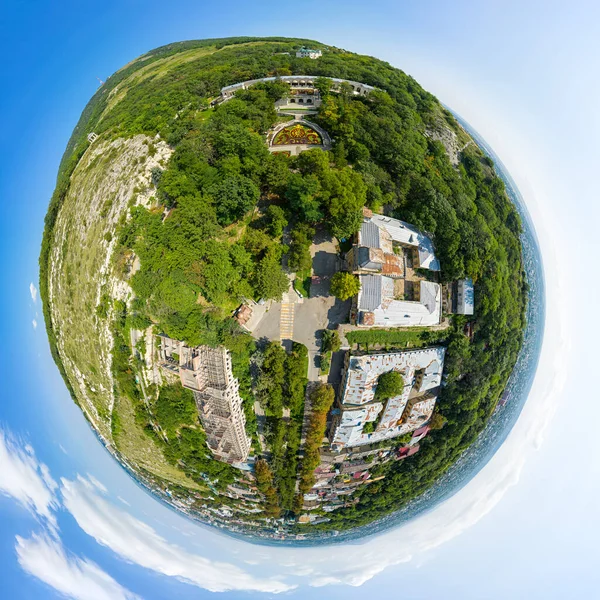 Pyatigorsk, Rusya. Merdiveni ve akademik galerisi olan bir çiçek tarhı 19. yüzyılın ortalarından kalma zarif bir binadır. 360 derece gökyüzü panoramik asteroidi