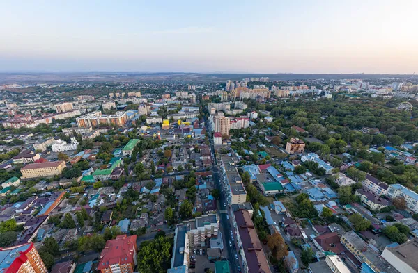 俄罗斯斯塔夫罗波尔日落时市中心的空中景观 — 图库照片