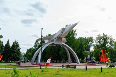 Perma, Rusya - 3 Ağustos 2020: MiG-31 avcı uçağı durdurma anıtı. MiG kalkışta. Komsomolsky görünümü