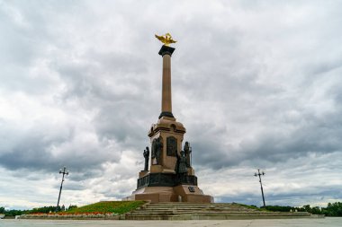 Yaroslavl, Rusya - 14 Ağustos 2020: Strelka Parkı. Yaroslavl 'ın 1000. yıldönümü anıtı