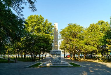 Novorossiysk, Rusya - 16 Eylül 2020: Büyük Vatanseverlik Savaşı 'nın askerlerinin toplu mezarı, Novorossiysk' in kurtarıcıları. Kahramanlar Meydanı
