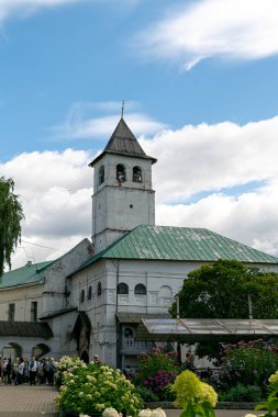 Yaroslavl, Rusya - 15 Ağustos 2020: Vvedenskaya Kilisesi. Spaso-Preobrazhensky Manastırı