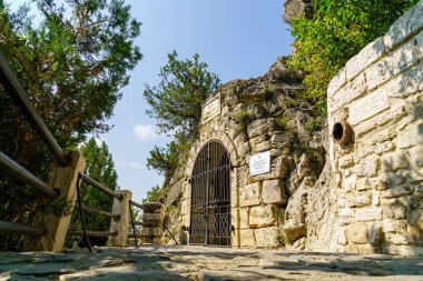 Pyatigorsk, Rusya - 1 Eylül 2021: Lermontov 's Grotto. Nagorny Parkı