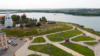 Syzran, Rusya - 21 Ağustos 2021: Syzran Kremlin. Spassky Kulesi. İsa 'nın Doğumu Kilisesi. Yamaçtaki şehrin adı Syzran, Hava Görüntüsü.  