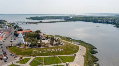 Syzran, Rusya - 21 Ağustos 2021: Syzran Kremlin. Spassky Kulesi. İsa 'nın Doğumu Kilisesi. Yamaçtaki şehrin adı Syzran, Hava Görüntüsü.  
