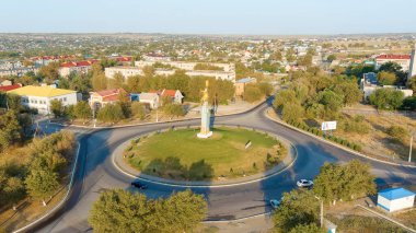 Elista, Rusya - 27 Ağustos 2021: Altın Süvari. Sabahın erken saatlerinde, Hava Görüntüsü  