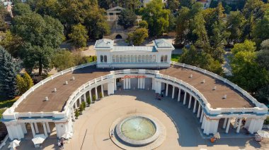Kislovodsk, Rusya - 30 Ağustos 2021: Resort Park. Colonnade. Yaratılış Yılı 1913, Hava Görünümü  