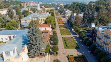Kislovodsk, Rusya - 30 Ağustos 2021: Çiçekli ve yürüyen insanlar ile Kurortny Bulvarı  