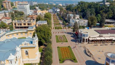 Kislovodsk, Rusya - 30 Ağustos 2021: Çiçekli ve yürüyen insanlar ile Kurortny Bulvarı  