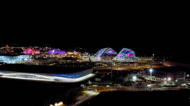 Sochi, Rusya - 4 Eylül 2021: Soçi Olimpiyat Parkı. Olympic Flame ve Fisht Arena. Gece aydınlatması. Sirius Bölgesi, Hava Görünümü  