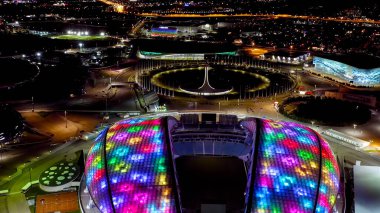 Sochi, Rusya - 4 Eylül 2021: Soçi Olimpiyat Parkı. Olympic Flame ve Fisht Arena. Gece aydınlatması. Sirius Bölgesi, Hava Görünümü  