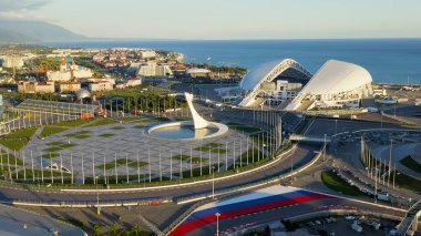 Sochi, Rusya - 4 Eylül 2021 Olimpiyat Alevi, F1 pisti, Fisht Arena. Sochi 'deki Olimpik Park. Sirius Bölgesi, Hava Görünümü  