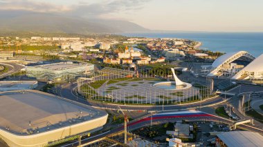 Sochi, Rusya - 4 Eylül 2021 Olimpiyat Alevi, F1 pisti, Fisht Arena. Adler Arena 'da. Sochi 'deki Olimpik Park. Sirius Bölgesi, Hava Görünümü  