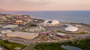 Sochi, Rusya - 5 Eylül 2021: Sochi Parkı. Olympic Flame Bowl, Fisht Arena, Sochi Autodrom Circuit ve daha fazlası. Gün batımı, Hava Görünümü  