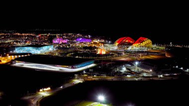 Sochi, Rusya - 5 Eylül 2021: Şarkı söyleyen çok renkli çeşme. Gece aydınlatması. Sochi Parkı. Olympic Flame Bowl, Fisht Arena 'da. Gece, Hava Görüntüsü  