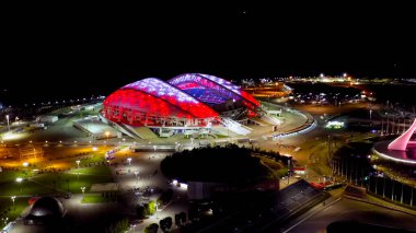 Sochi, Rusya - 5 Eylül 2021: Şarkı söyleyen çok renkli çeşme. Gece aydınlatması. Sochi Parkı. Olympic Flame Bowl, Fisht Arena 'da. Gece, Hava Görüntüsü  