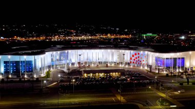 Sochi, Rusya - 5 Eylül 2021 Omega Sirius Oteli. Sirius Bilim ve Sanat Parkı. Üniversitede. Gece aydınlatma, Hava Görünümü  
