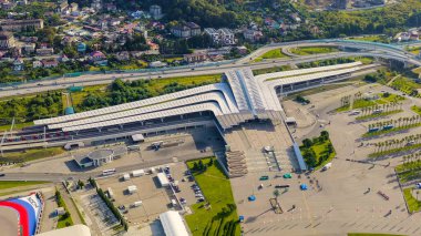 Sochi, Rusya - 6 Eylül 2021 Olimpik Soçi Parkı 'ndaki tren istasyonu. Sabah saatleri, Hava Görüntüsü  