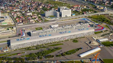 Sochi, Rusya - 6 Eylül 2021: Sochi Autodrom. Ana stantlar. Olympic Sochi Parkı. Sabah saatleri, Hava Görüntüsü  