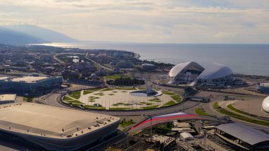 Sochi, Rusya - 6 Eylül 2021 Olimpik Soçi Parkı. Olympic Flame Bowl, Fisht Arena 'da. Sabah saatleri, Hava Görüntüsü  