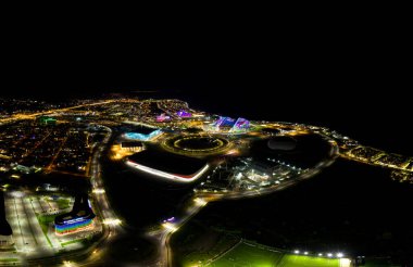 Sochi, Rusya - 4 Eylül 2021 Olimpiyat ateşi kase, Sochi Autodrom pisti, Fisht Arena. Büyük buz sarayı. Buzdağı. Sochi 'deki Olimpik Park. Sirius Bölgesi. Gece aydınlatması. Hava Filosu