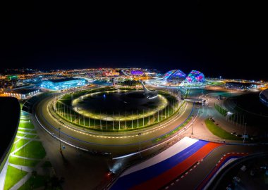 Sochi, Rusya - 4 Eylül 2021 Olimpiyat ateşi kase, Sochi Autodrom pisti, Fisht Arena. Gece aydınlatması. Hava görünümü
