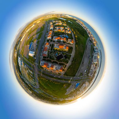 Sochi, Rusya - 4 Eylül 2021 Olimpiyat Köyü, Imereti Yat Limanı. Olympic Park 'ın panoramik manzarası. Sirius Bölgesi. Gün batımı zamanı. 360 derece gökyüzü panoramik asteroidi