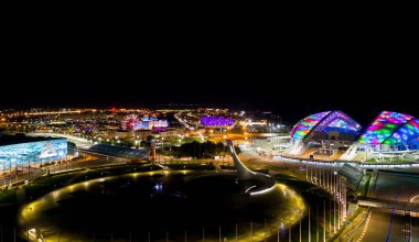 Sochi, Rusya - 4 Eylül 2021 Olimpiyat ateşi kase, Sochi Autodrom pisti, Fisht Arena. Gece aydınlatması. Hava görünümü