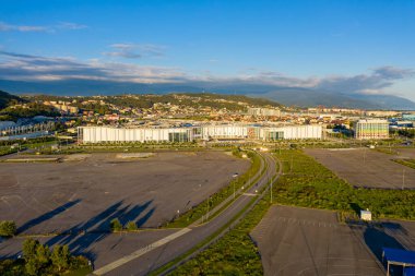 Sochi, Rusya - 4 Eylül 2021: Sirius Bilim ve Teknoloji Üniversitesi. Gün batımı zamanı. Hava görünümü
