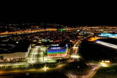 Sochi, Rusya - 4 Eylül 2021 Omega Sirius Oteli. Olympic Park Sochi 'de. Sirius Bölgesi. Gece aydınlatması. Hava görünümü