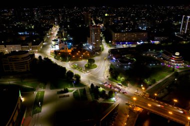 Ivanovo, Rusya - 12 Ağustos 2020: Şehrin gece panoraması. Hava görünümü