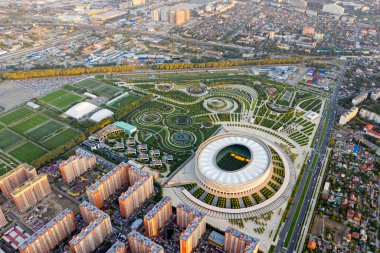 Krasnodar, Rusya - 29 Ağustos 2020: Pakr Krasnodar ve Krasnodar Futbol Stadyumu. Yaz, Günbatımı Zamanı. Hava görünümü