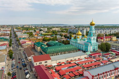 Syzran, Rusya - 21 Ağustos 2021: Syzran 'daki Kazan İkonası Katedrali. Sovyet caddesi. Hava görünümü