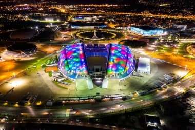 Sochi, Rusya - 4 Eylül 2021 Olimpiyat Alev Kasesi, Fisht Arena. Gece aydınlatması. Sirius Bölgesi. Hava görünümü