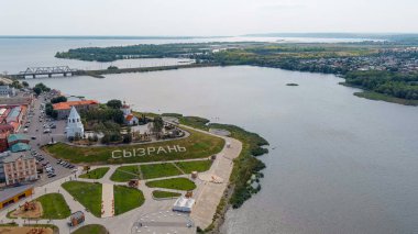 Syzran, Rusya. Syzran Kremlin. Spassky Kulesi. İsa 'nın Doğumu Kilisesi. Yamaçtaki şehrin adı Syzran, Hava Görüntüsü.  