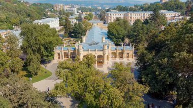 Kislovodsk, Rusya. Narzan Galerisi - XIX yüzyılının mimari bir anıtı, havadan bakıldığında Kislovodsk şehrinin tatil parkında yer alıyor.  