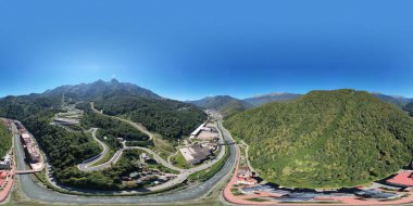 Sochi, Rusya. Alp otoyolu. Rosa Khutor köyü. Krasnaya Polyana köyü. Mzymta Nehri Vadisi. Panorama 360. Hava görünümü